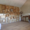 Bibliothèque en châtaigner et caisses de vin