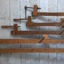 Noter la cale et son système de réglage qui se bloque dans des encoches