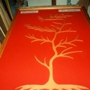 Assemblé H 1250 mm découpé à la scie a chantourner DELTA dans ctp 5mm sur font en feutre rouge