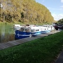 Table haute pliante dans une timonerie