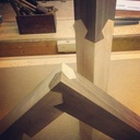 Deux des configurations possibles. La troisième est l'autre angle droit : pour la pièce claire verticale, la pièce sombre peut aussi être emboitée à 90° vers la droite (et cela donne la configuration au premier plan) ou, symmétriquement, vers la gauche.