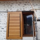 Volets coulissants à lames orientables