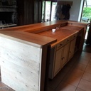 Bar en chêne brun, à bords bruts (live edge dans la langue de feu Babeth Second)