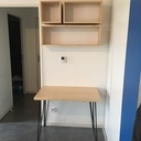 Petit bureau et ses étagères cubes flotantes