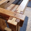 Bancs presque jumeaux en chene recyclé et résineux appétissant