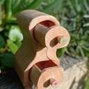 Merisier et crayons de couleur