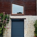 Châssis à pan coupé assemblé par enfourchement avec double vitrage fixé par parcloses à talon