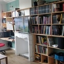 Bibliothèque avec coin bureau