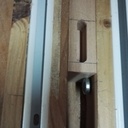 La vis placée sur le champ dinterne du gabarit sert de butée de positionnement de la pièce à usiner