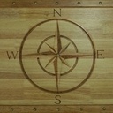 Coffre à jouets sculpté.