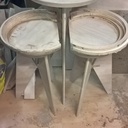 Mange debout et deux tabourets