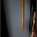 détail des poignées chêne collées sur portes mdf peintes