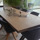 Table de salle à manger en Baubuche multilignes avec inclusion carrelage