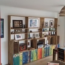 Meuble bibliothèque aux portes artificiellement vieillies en bord de mer!