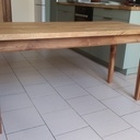Table de cuisine à pieds gainés, assortie au plan de travail