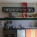 Des étagères en couleurs