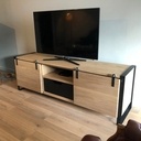 Meuble TV en chene massif et métal dans un style industriel