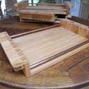 Plateaux de service en merisier et cuivre