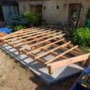 Les lambourdes reposent en partie sur le sommier créé et en partie sur des plots Jouplast.