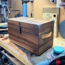 Coffre en noyer massif