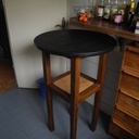 Mange debout en bois brulé