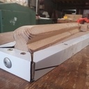 Longue poignée avec rainure de préhension. Sert aussi à augmenter la rigidité