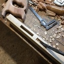 Une scie de charpentier.