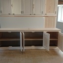 Un petit buffet accompagné d'une penderie