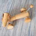 Un teckel à roulettes