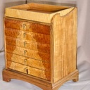 Petit meuble à tiroirs de bureau.