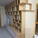 Bibliothèque murale avec banc TV intégré en frêne massif