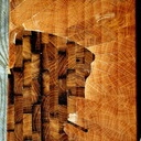 Billot en bois debout. Corto Maltese