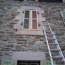 Persienne aux outils à main