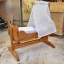 Berceau à balancier pour poupon en orme rouge