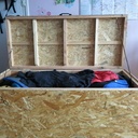 Le couvercle tient avec deux lacets en cuir