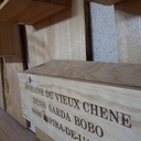 Bibliothèque en châtaigner et caisses de vin