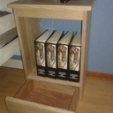 Une petite table de chevet.