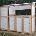 Local poubelle et outils jardin