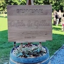 Panneau de bienvenue et son chevalet.