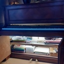 Le panneau du bas découpé pour faire deux portes, et pose d'étagères