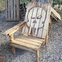 Chaise rustique à un seul accoudoir