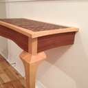 Console avec pieds galbés et plateau marqueté