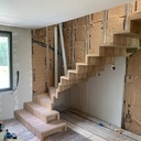 Escalier contemporain sans limon assemblé en queues droites