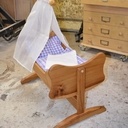 Berceau à balancier pour poupon en orme rouge