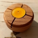 Support en bois tourné. Les rainures permettent une circulation de l'air pour la bougie.