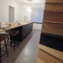 Cuisine et escalier en chêne massif et chêne brulé