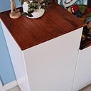 Le petit plateau en merisier sur la partie haute de meuble. le contraste de couleur est voulu et au final c'est sympa