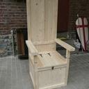 Chaise d'inspiration médiévale