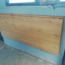 Table haute pliante dans une timonerie