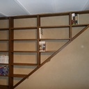 Bibliothèque en chêne massif sur mur en argile